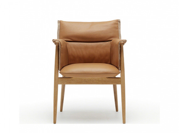 Embrace chair with wood structure, cushion and armrests